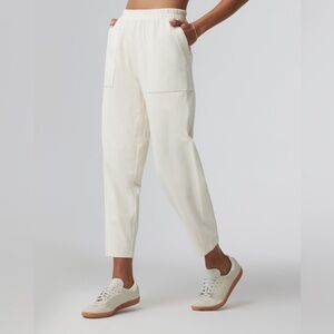 Vuori Women's Cream Joggers Mackenzie Pant size S NWT